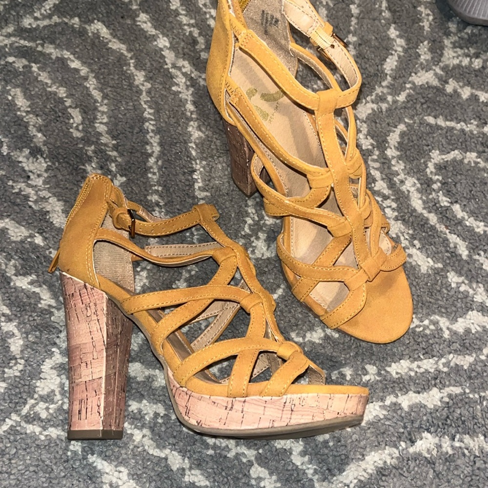 Size: 6 womens High heels